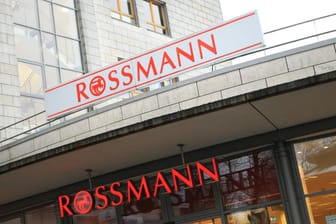 Rossmann-Filiale in Hamburg (Symbolbild): Der Chef der Drogeriekette, Raoul Roßmann, fordert eine Sondersteuer für Online-Einkäufe.