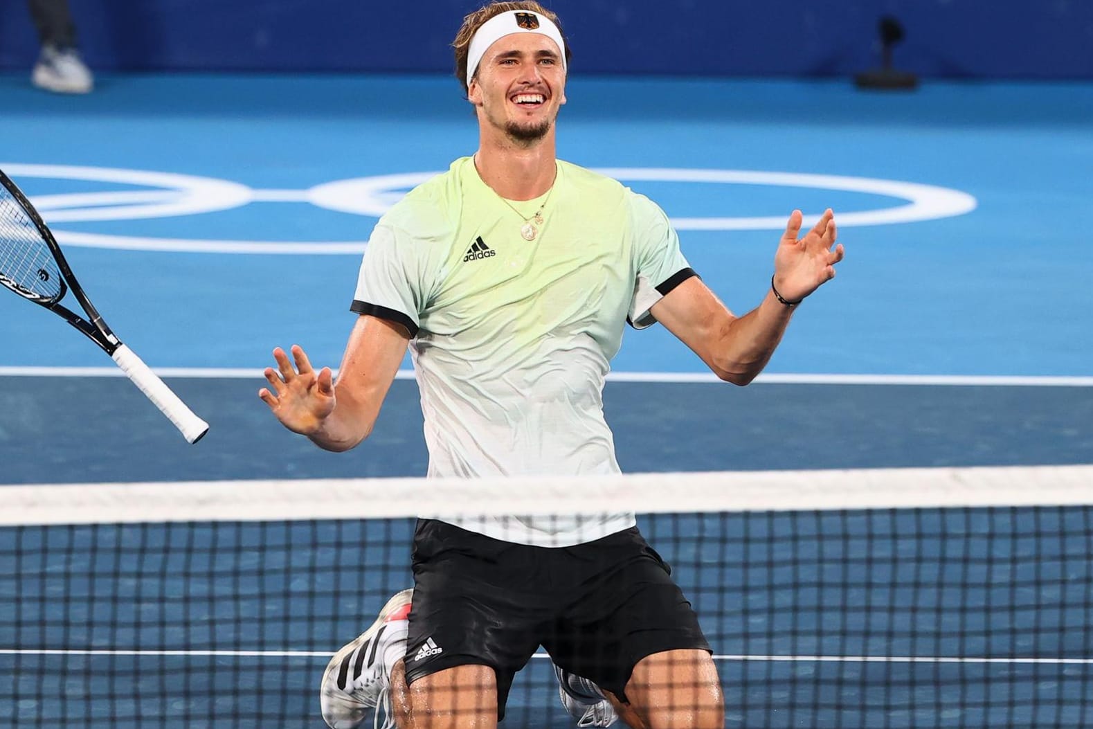 Am Ziel: Alexander Zverev sinkt nach dem Sieg im Olympia-Finale überwältigt auf die Knie.