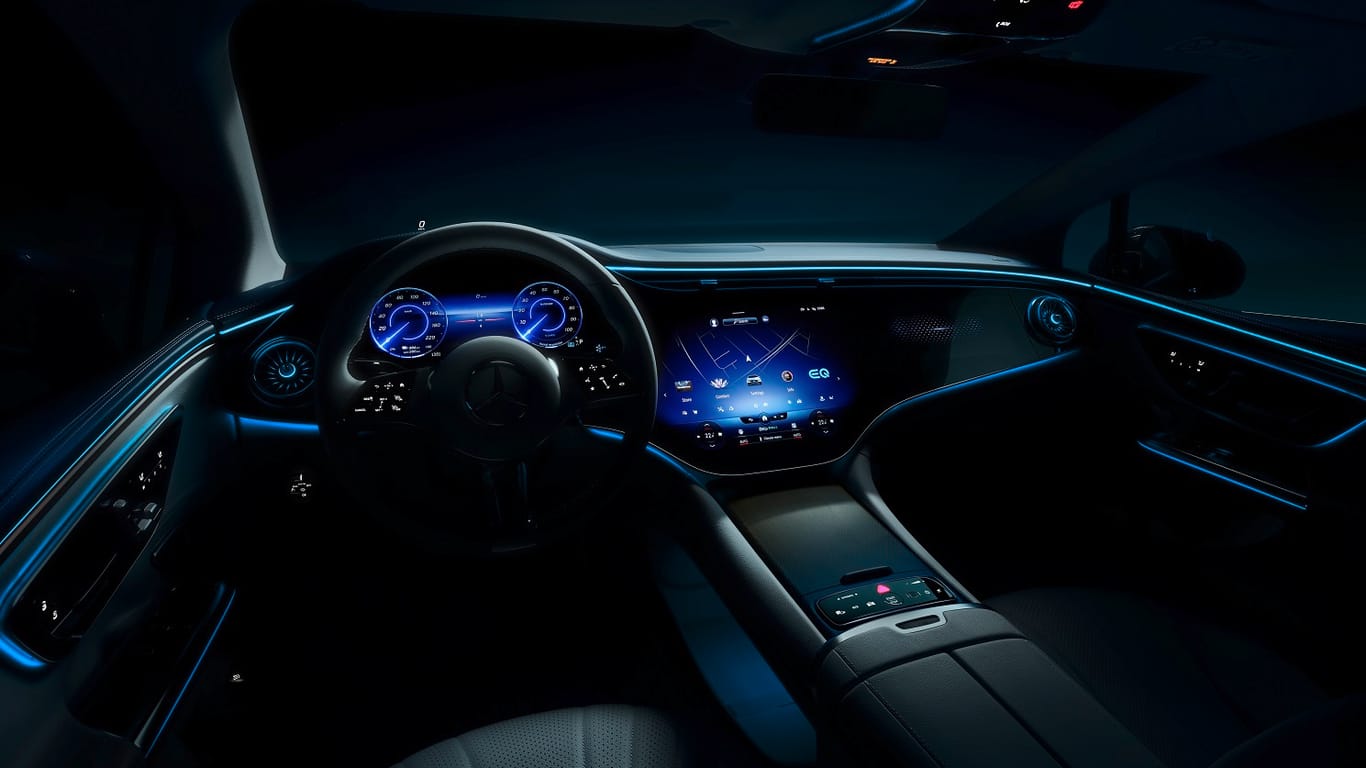 Elektro-Business-Limousine EQE: Der Innenraum bietet Riesendisplays und LED-Ambiente-Leuchten.