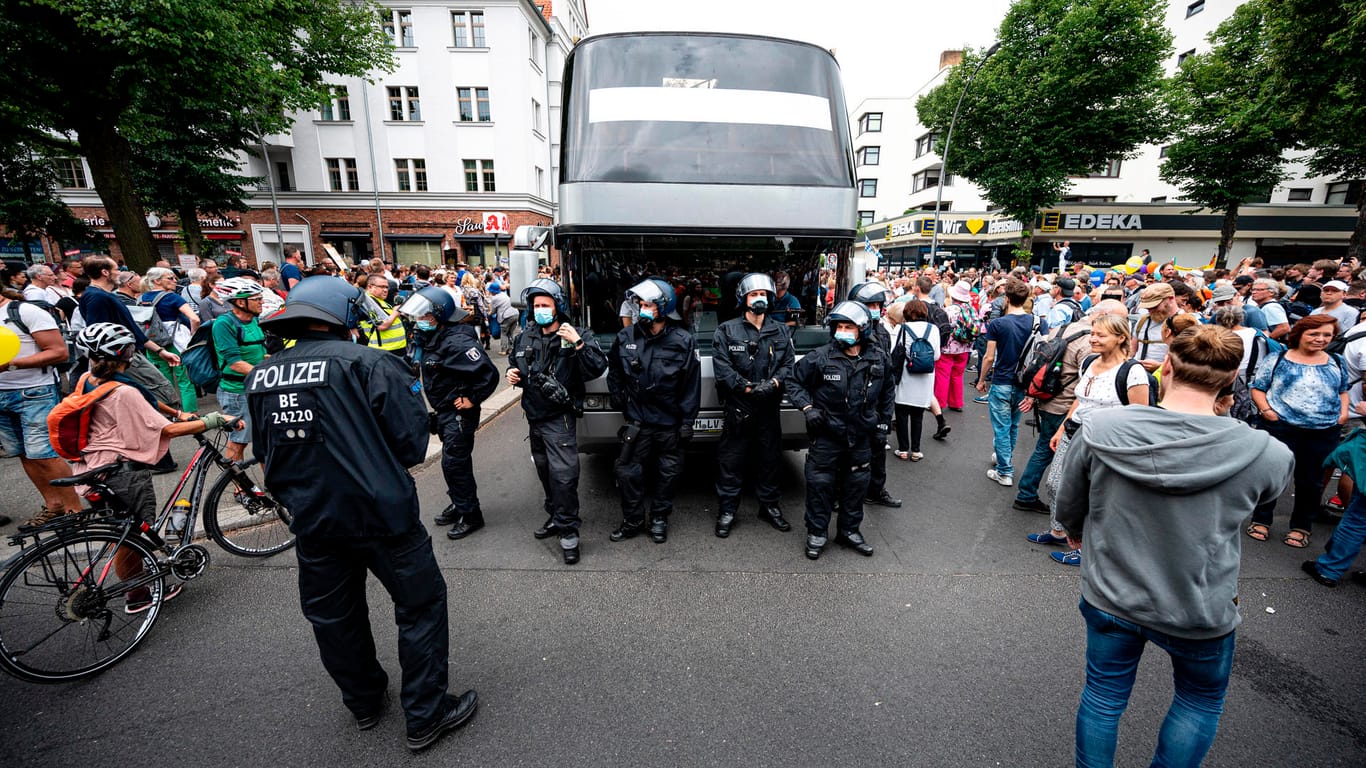Polizisten stehen zwischen Demonstrierenden in Berlin: Obwohl die Demonstrationen verboten wurden, haben sich Menschen versammelt, um gegen die Corona-Maßnahmen zu protestieren.