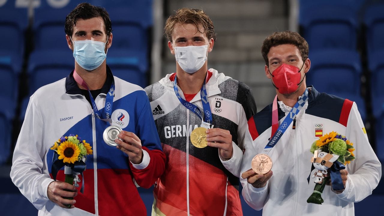 Neben Karen Chatschanow (links) und Zverev (M) stieg noch Pablo Carreno-Busta mit Bronze auf das Podium.