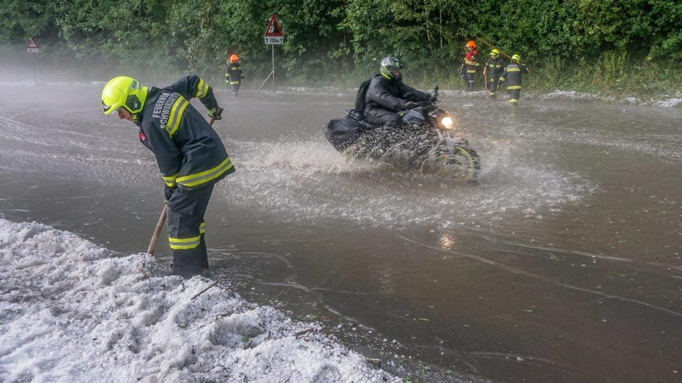 Ein Motorradfahrer und Feuerwehrleute im österreichischen Neunkirchen: In der Pirkachklamm musste die Bergwacht zwei Wanderer retten