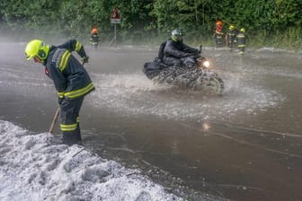 Ein Motorradfahrer und Feuerwehrleute im österreichischen Neunkirchen: In der Pirkachklamm musste die Bergwacht zwei Wanderer retten