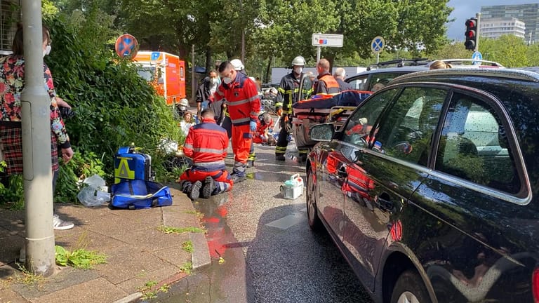 Rettungskräfte kümmern sich um die verletzten Frauen. Die Polizei hat die Ermittlungen aufgenommen.