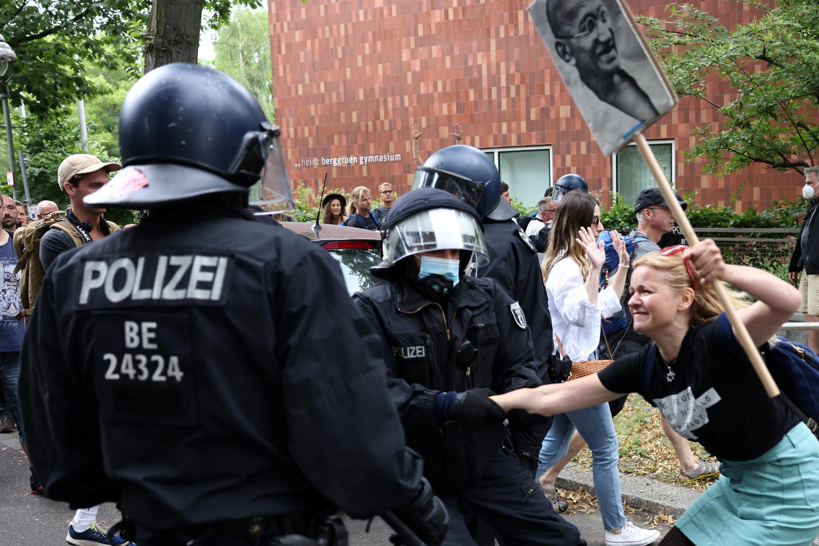 Demonstrierende duchbrechen die Polizeiketten: Die Beamten müssen körperliche Gewalt und Pfefferspray einsetzen.