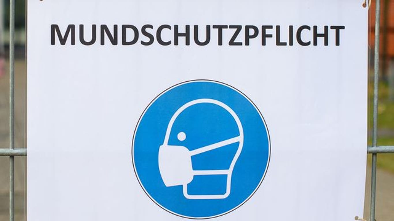 Ein Schild mit der Aufschrift "Mundschutzpflicht" (Archivbild): In Sachsen wurde zuvor die Maskenpflicht beim Einkaufen gelockert.