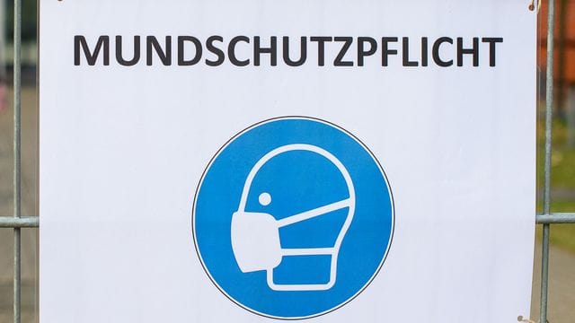 Ein Schild mit der Aufschrift "Mundschutzpflicht" (Archivbild): In Sachsen wurde zuvor die Maskenpflicht beim Einkaufen gelockert. Ein Schild mit der Aufschrift "Mundschutzpflicht" (Archivbild): In Sachsen wurde zuvor die Maskenpflicht beim Einkaufen gelockert.