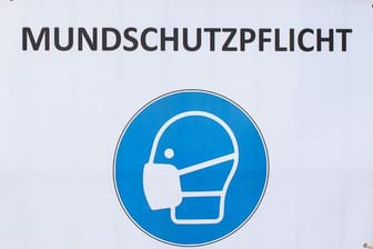 Ein Schild mit der Aufschrift "Mundschutzpflicht" (Archivbild): In Sachsen wurde zuvor die Maskenpflicht beim Einkaufen gelockert.