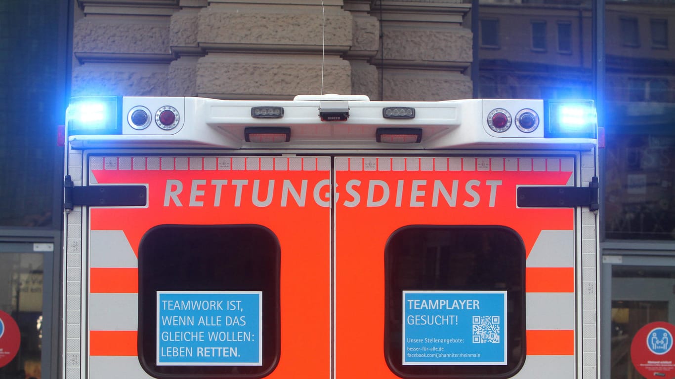 Ein Frankfurter Rettungswagen des DRK (Symbolbild): Ein 17-Jähriger ist bei einer Kettenreaktion aufgrund eines Verkehrsunfalls schwer verletzt worden.