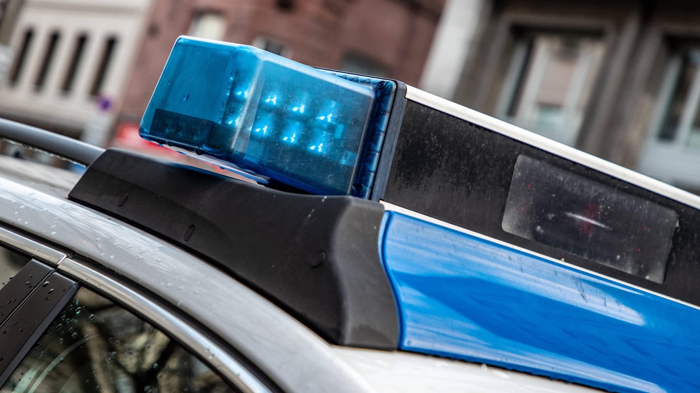 Blaulicht an einem Polizeiwagen in der Kölner Innenstadt (Symbolbild): Die Kölner Polizei hat erfolgreich einen Mann festgenommen, der eine Frau verfolgt und vergewaltigt haben soll.