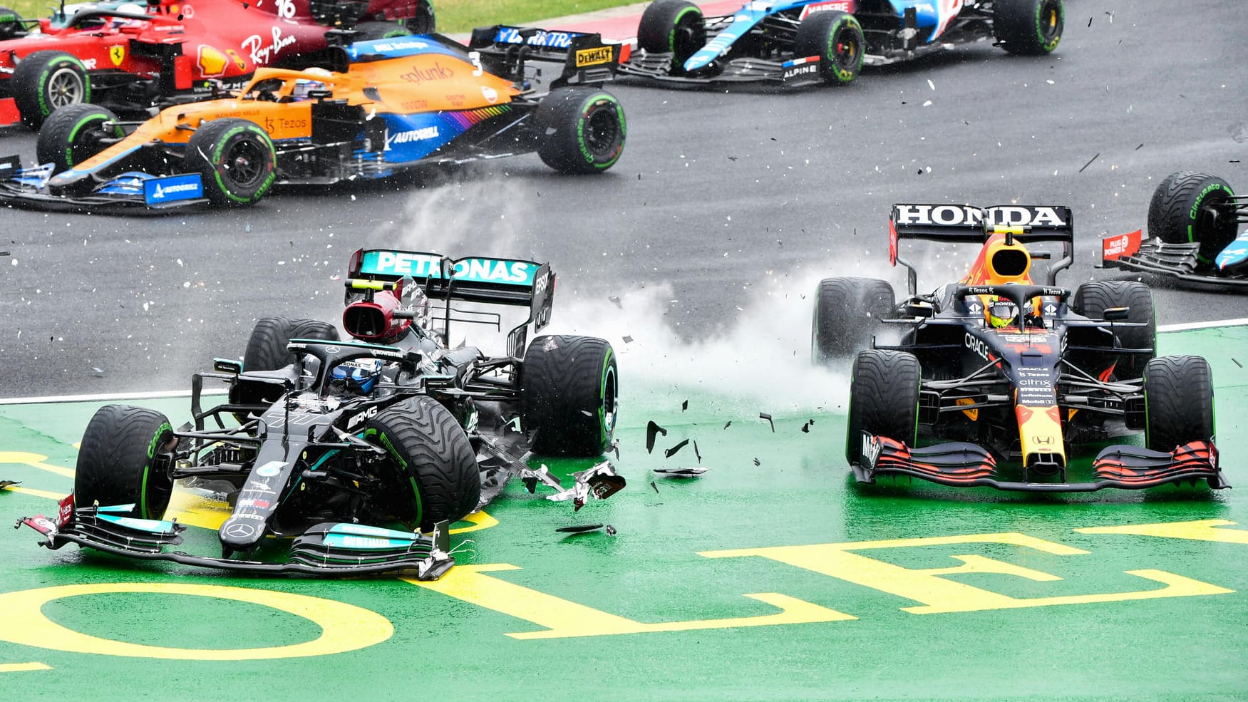 Szene beim Start: Valtteri Bottas (l.) und Max Verstappen kollidieren.