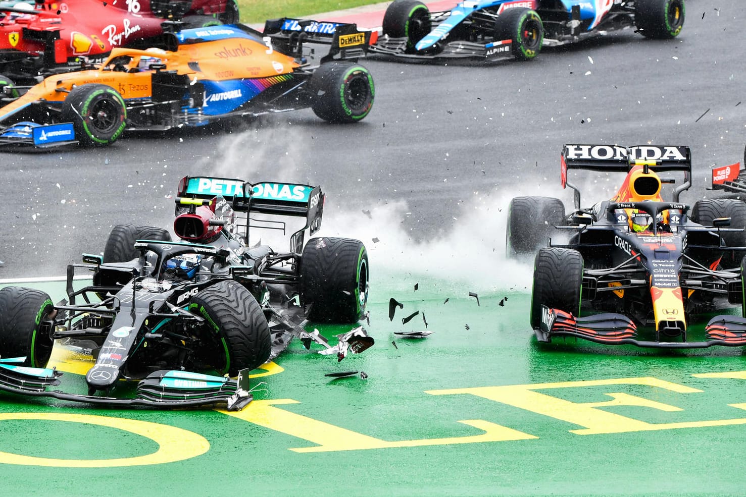 Szene beim Start: Valtteri Bottas (l.) und Max Verstappen kollidieren.