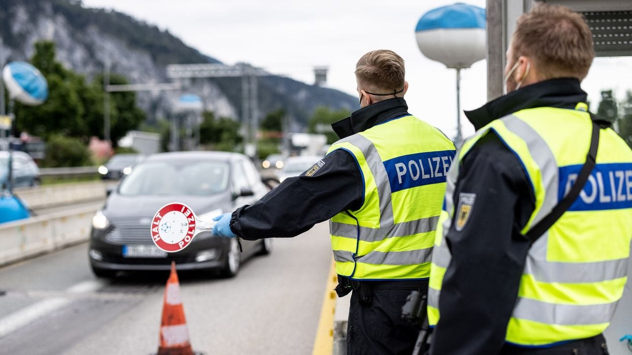 Deutsche Bundespolizisten beobachten an der Grenze zu Österreich auf der Autobahn A93 den Verkehr. Deutsche Bundespolizisten beobachten an der Grenze zu Österreich auf der Autobahn A93 den Verkehr.