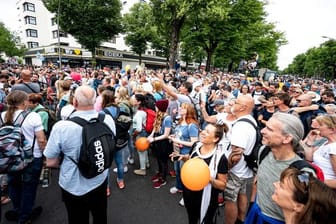Menschenansammlung trotz Demonstrationsverbot in Berlin