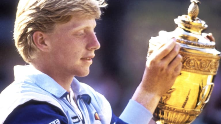 Mit 17 Jahren schon ein Held: Boris Becker mit der Trophäe in Wimbledon.