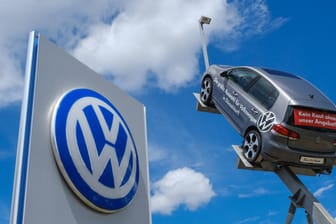 VW-Autohändler in Düsseldorf: Der Konzern steckt sich für die Zukunft hohe Ziele.