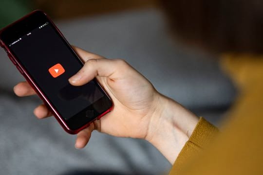 Das Logo der App YouTube auf einem Smartphone: Das Videoportal hat den Nachrichtensender Sky News Australia für eine Woche auf seiner Plattform gesperrt.
