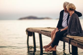 Rentnerpaar am Meer (Symbolbild): Immer mehr Deutsche verbringen ihren Ruhestand im Ausland.