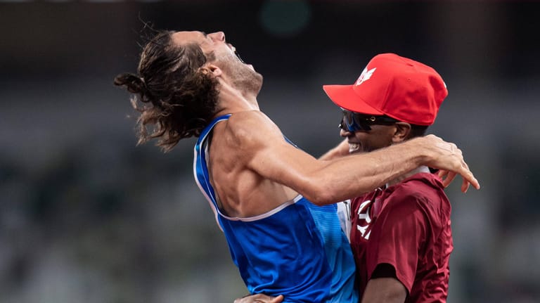 Gianmarco Tamberi (li.) und Mutaz Essa Barshim (Katar): Die beiden Hochspringer bejubeln ihre Goldmedaillen.