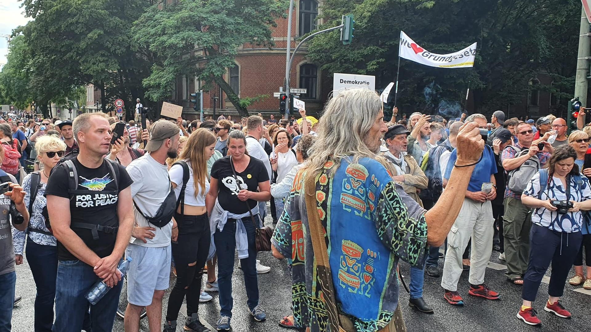 Demonstrierende bahnen sich ihren Weg ohne Polizei durch Schöneberg.