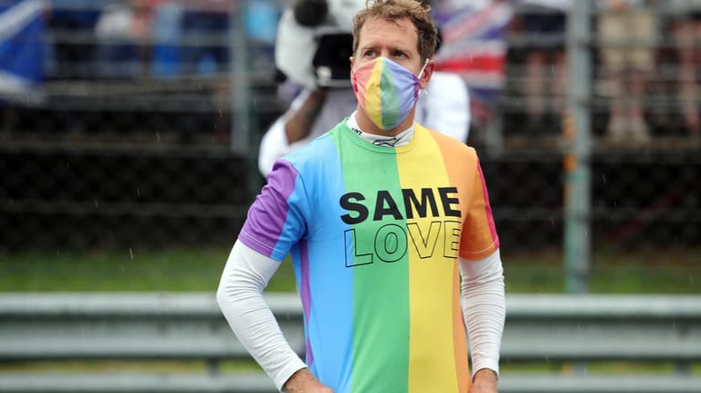 Deutliche Botschaft: Sebastian Vettel vor dem Rennen in Ungarn im Regenbogen-Shirt.