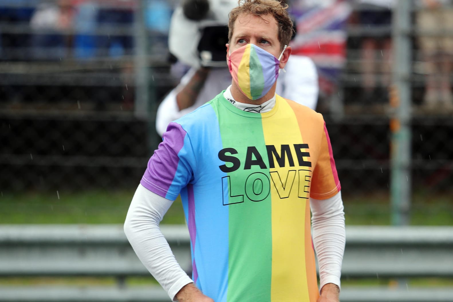 Deutliche Botschaft: Sebastian Vettel vor dem Rennen in Ungarn im Regenbogen-Shirt.