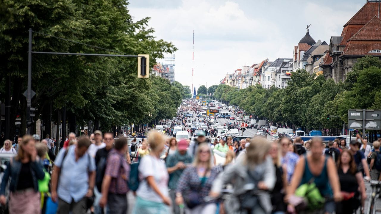 Teilnehmer einer Demonstration gegen die Corona-Maßnahmen in Berlin. Teilnehmer einer Demonstration gegen die Corona-Maßnahmen in Berlin.