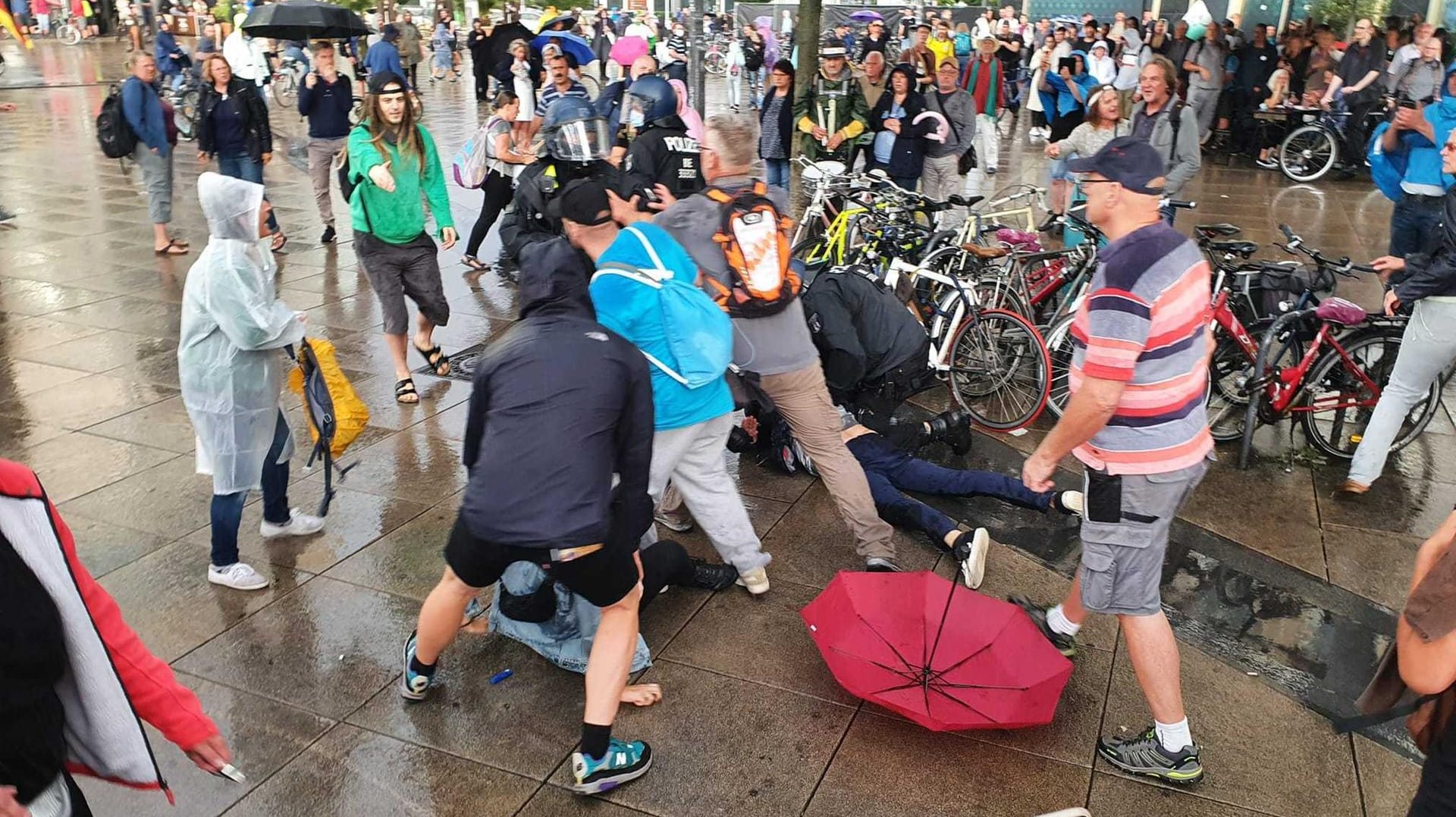 Alexanderplatz am Sonntagabend: Wenige Polizisten stehen hier einigen Hundert "Querdenkern" gegenüber. Es kommt zu Ausschreitungen.