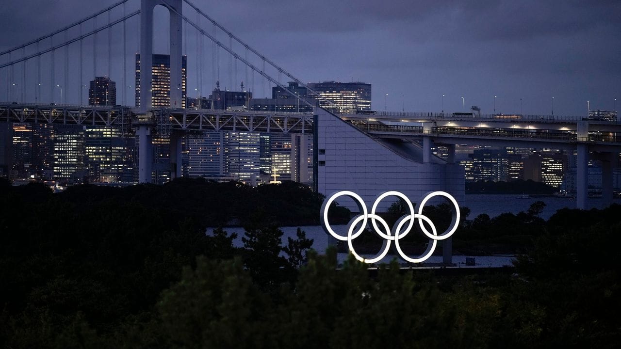Die Olympischen Ringe in der Abenddämmerung Tokios.