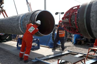 Arbeiter in Russland montieren Teile der Gaspipeline (Archivbild). Nord Stream 2 ist ein umstrittenes Projekt.