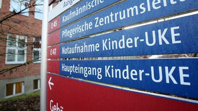 Ein Schild weist den Weg zur UKE-Kinderklinik