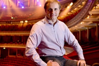 Vor seinem ersten Auftritt mit dem Royal Philharmonic Orchestra fordert Dirigent Wassili Petrenko ein Ende des Brexit-Streits um Visa für Künstler.