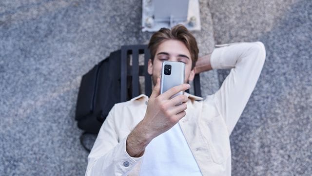 Es passt noch in eine Hand: Das Asus Zenfone 8.