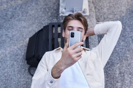 Es passt noch in eine Hand: Das Asus Zenfone 8.