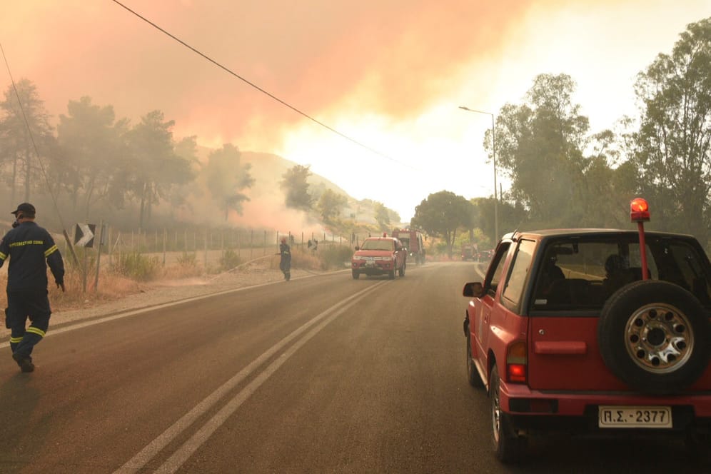 Feuerwehrleute bekämpfen einen Waldbrand in der Nähe von Patras: Die anhaltende Hitze in Griechenland begünstigt die Ausbreitung von Waldbränden – auch auf der Ferieninsel Rhodos wüteten am Wochenende die Flammen.