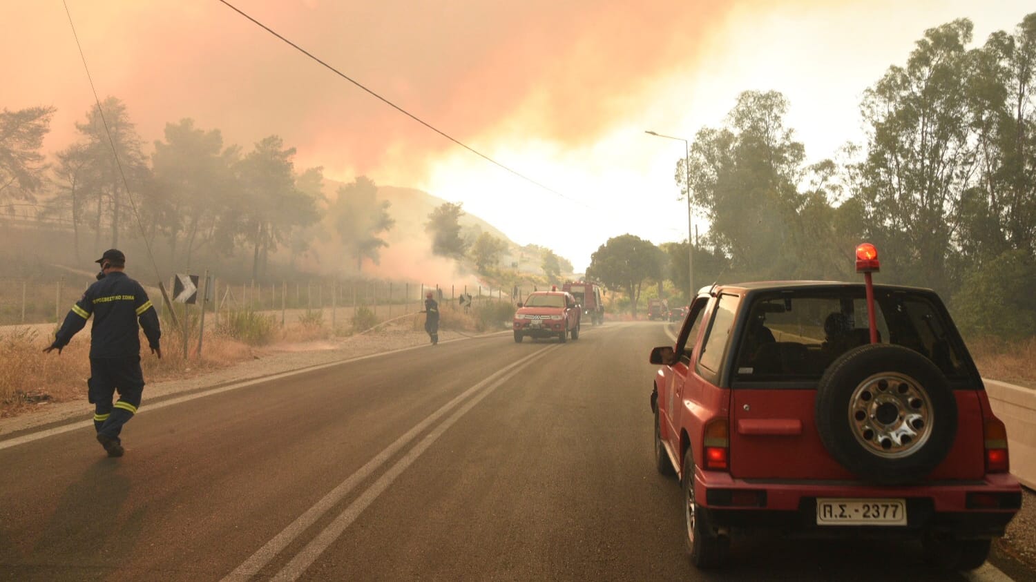 Feuerwehrleute bekämpfen einen Waldbrand in der Nähe von Patras: Die anhaltende Hitze in Griechenland begünstigt die Ausbreitung von Waldbränden – auch auf der Ferieninsel Rhodos wüteten am Wochenende die Flammen.