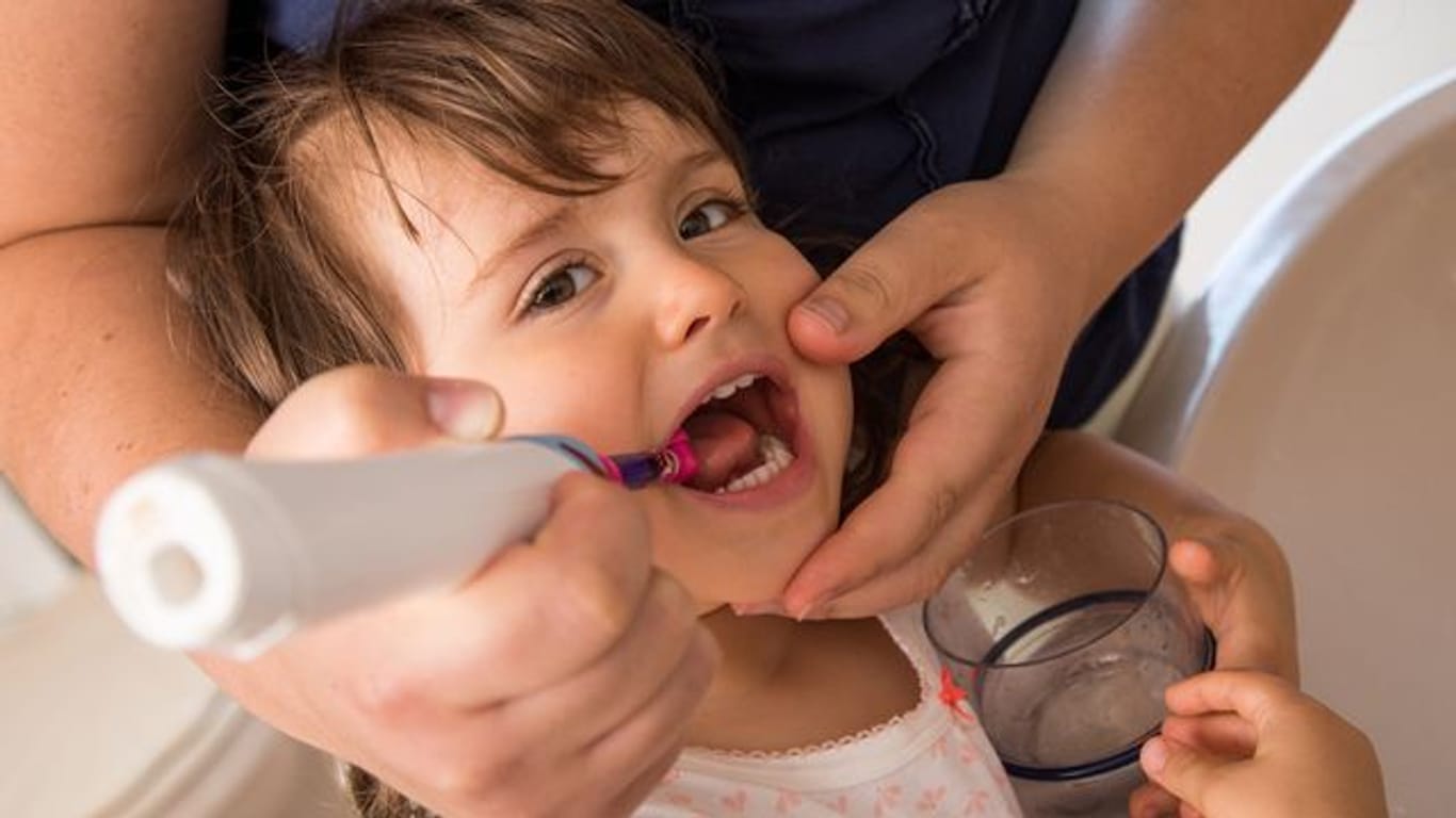 Bei Einjährigen sollte die fluoridhaltige Zahnpastamenge nicht größer als ein Reiskorn sein, ab dem Alter von zwei Jahren nicht größer als eine Erbse.