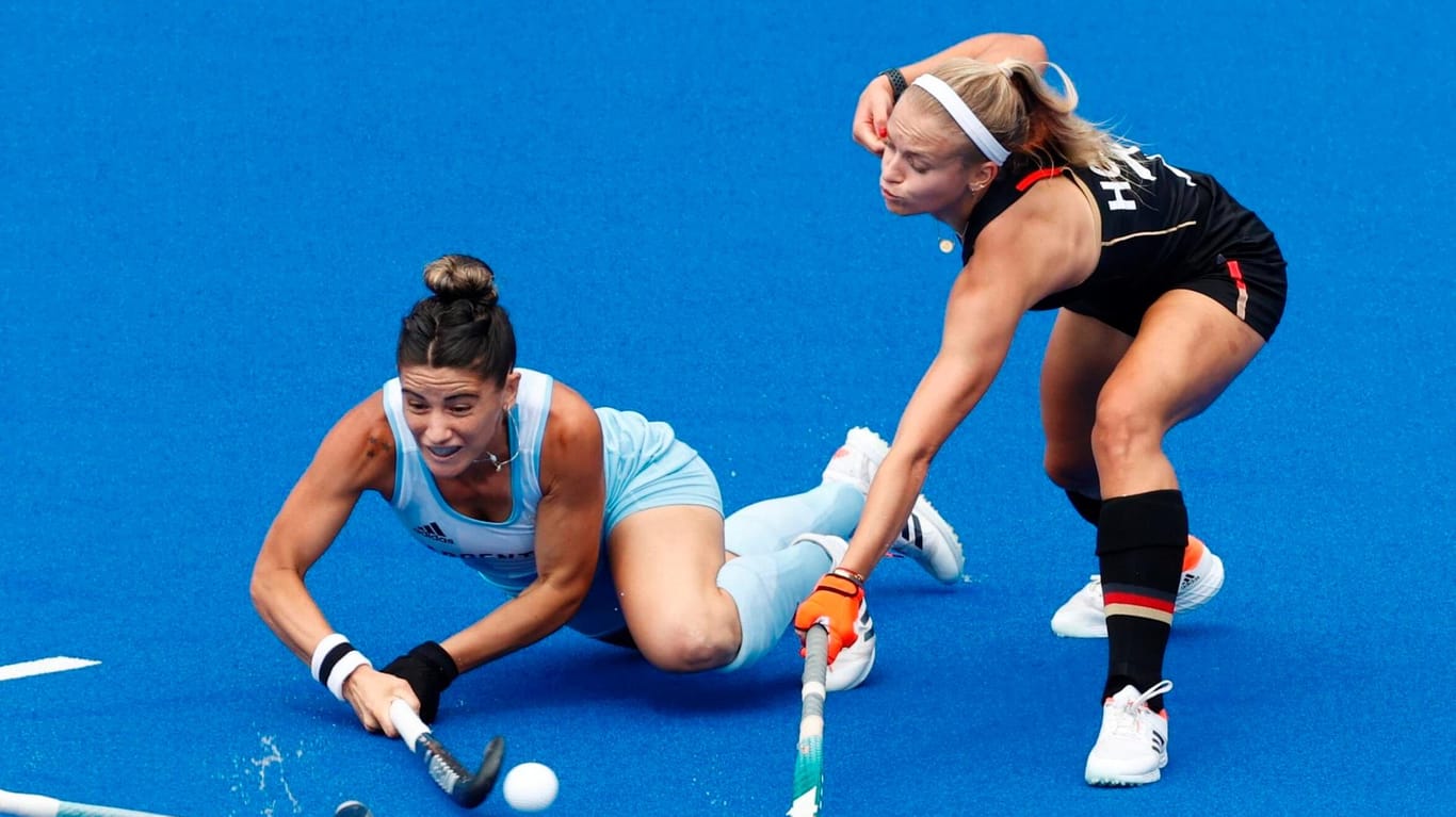Die deutschen Hockey-Damen (hier Kira Horn, rechts) sind im olympischen Viertelfinale gescheitert.