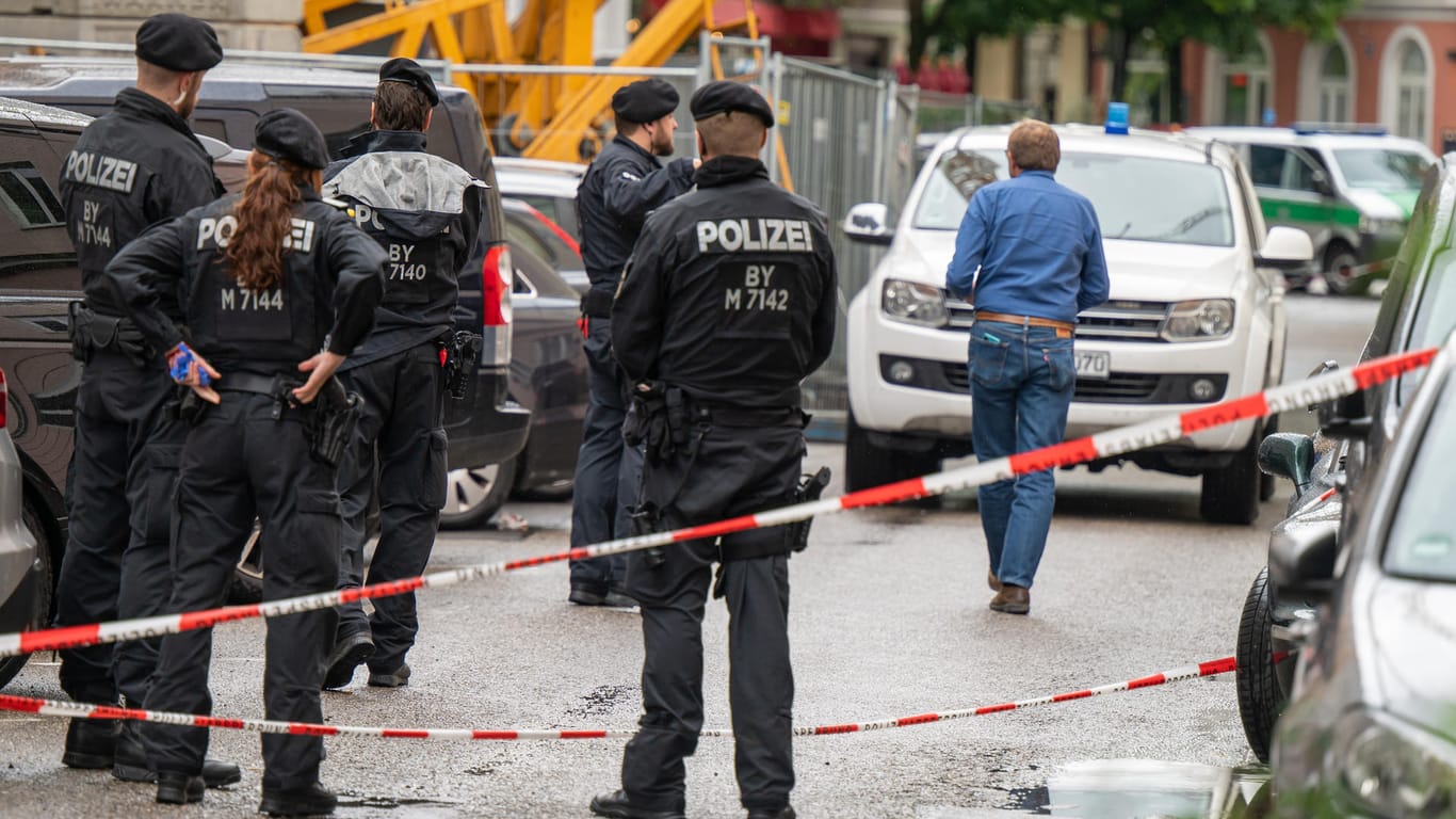 Polizisten stehen nach einer Schießerei in der gesperrten Milchstrasse im Stadtteil Haidhausen: Ein Familienstreit soll der Auslöser gewesen sein.