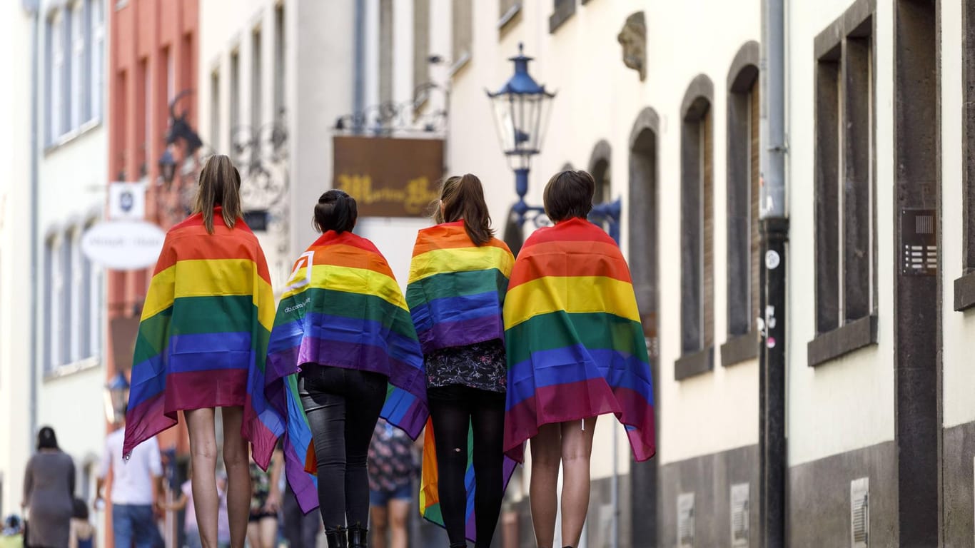 Junge Menschen mit Regenbogenflaggen (Symbolbild): In München sind Jugendliche attackiert worden, weil sie eine solche Flagge bei sich hatten.