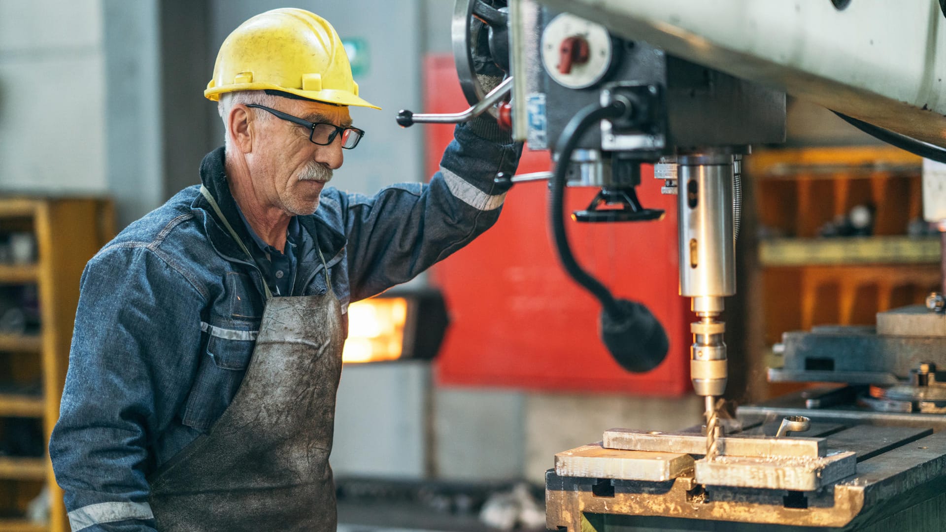 Ein älterer Drechsler an einer Werkbank (Symbolbild): Die Arbeitgeber möchten eine Debatte über längeres Arbeiten.