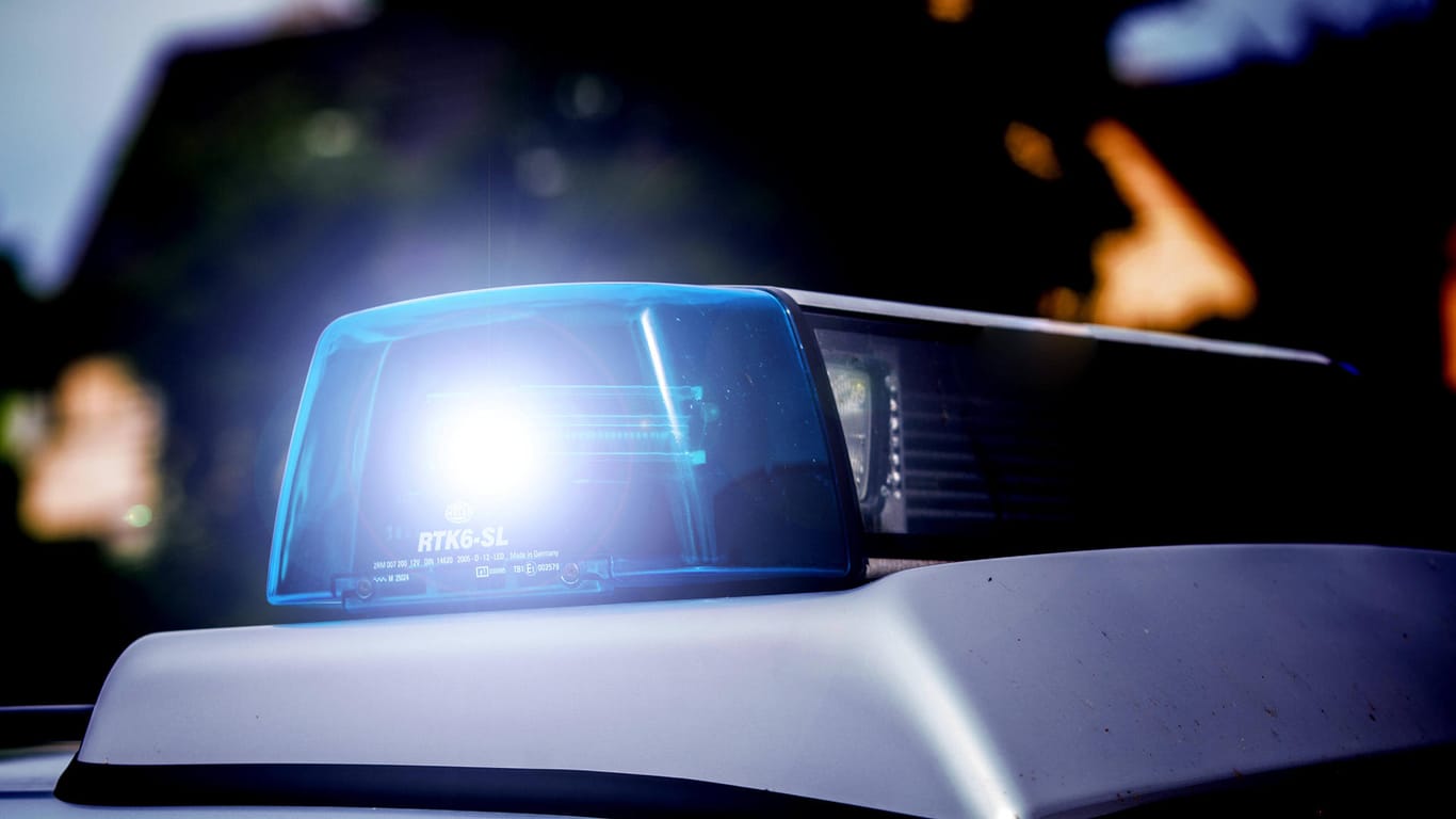 Blaulicht leuchtet auf einem Polizeiwagen (Symbolbild): Die vermisste Zwölfjährige konnte gefunden werden.