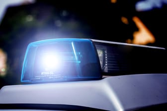 Blaulicht leuchtet auf einem Polizeiwagen (Symbolbild): Die vermisste Zwölfjährige konnte gefunden werden.