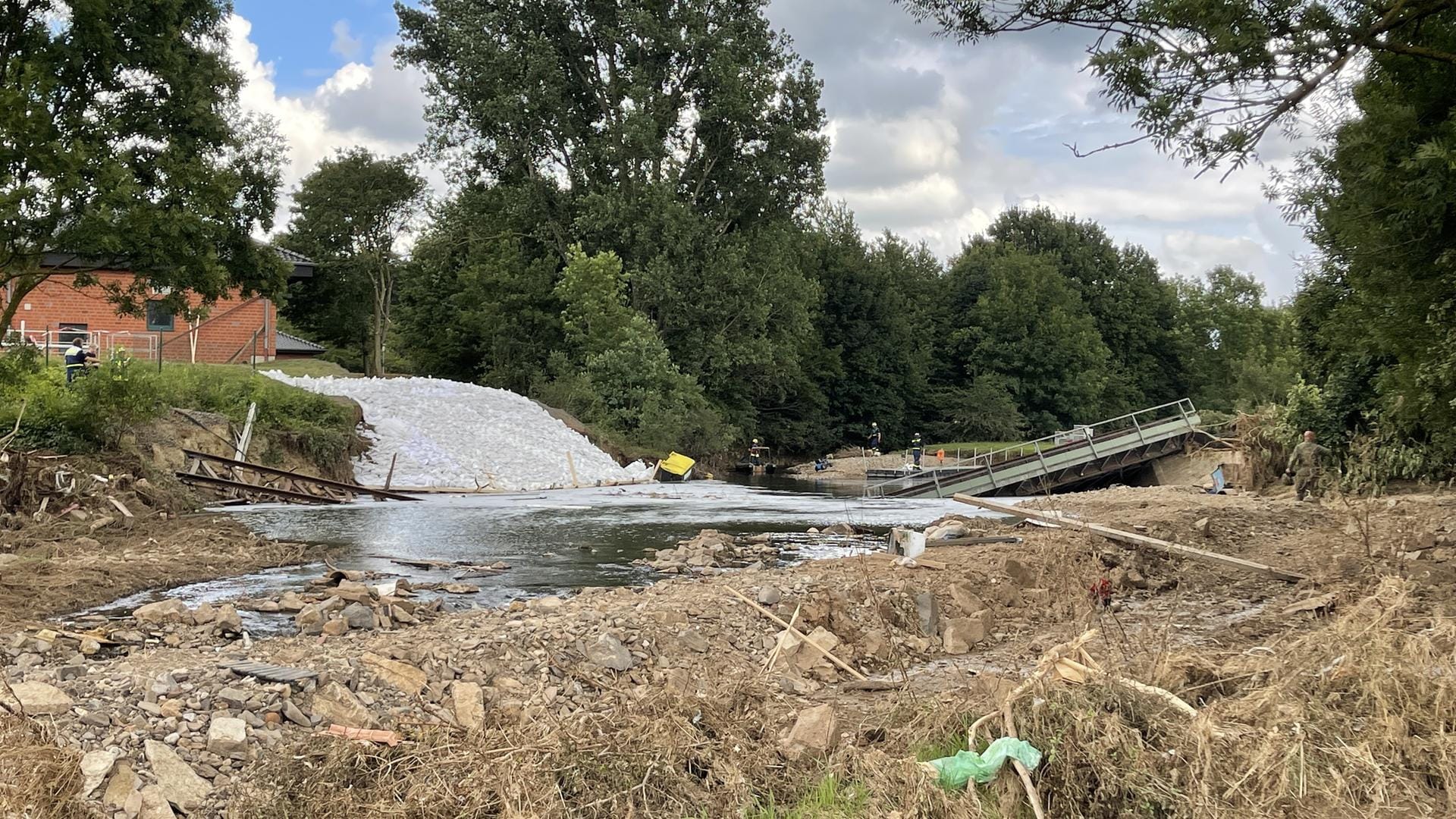 Die Brücke nach der Sprengung: Am späten Nachmittag gaben die Behörden Entwarnung, Anwohner durften wieder in ihre Häuser.