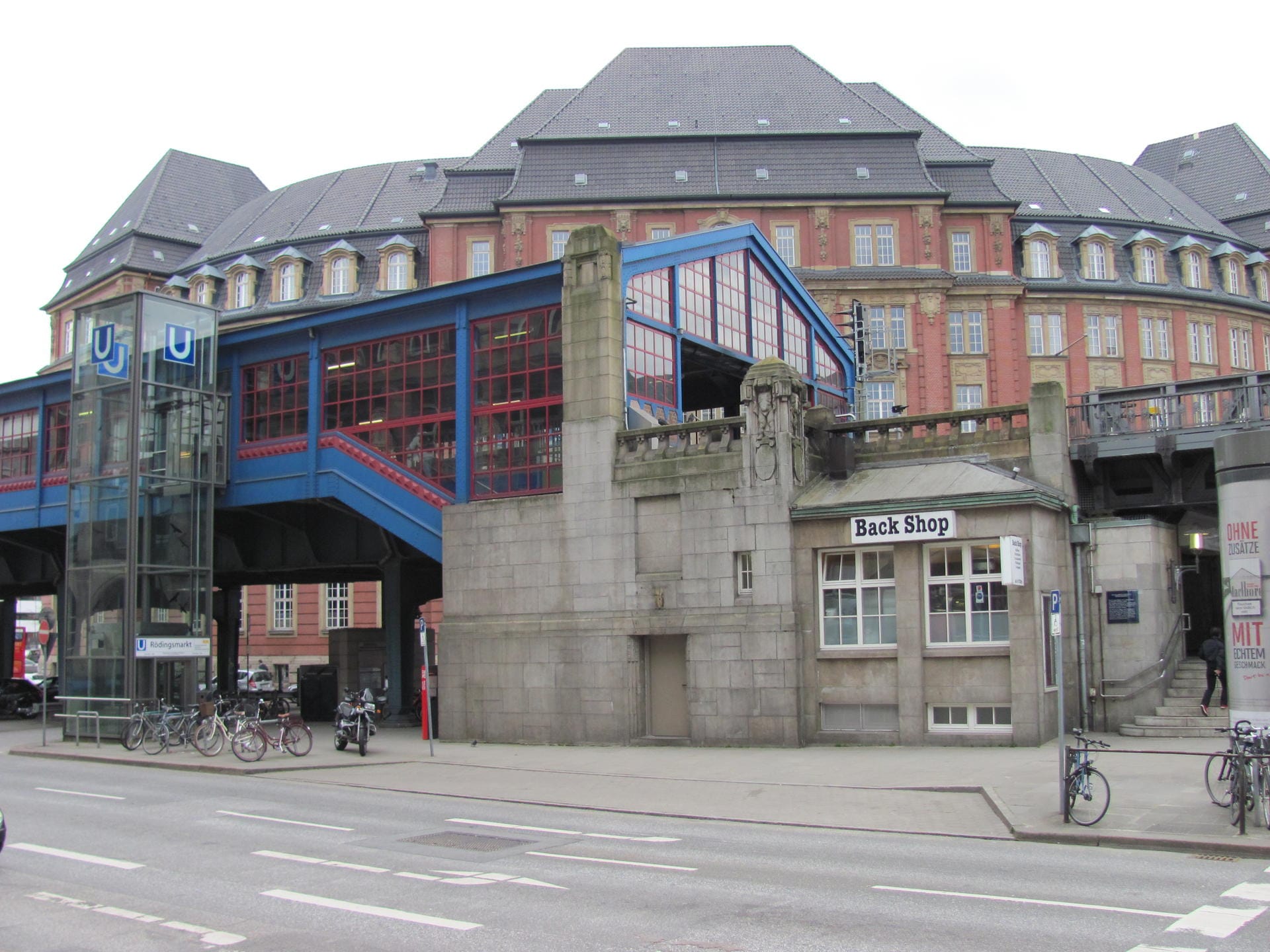 Blick auf den Nordeingang am Bahnhof Rödingsmarkt: Heute sind die Zugänge alle barrierefrei.
