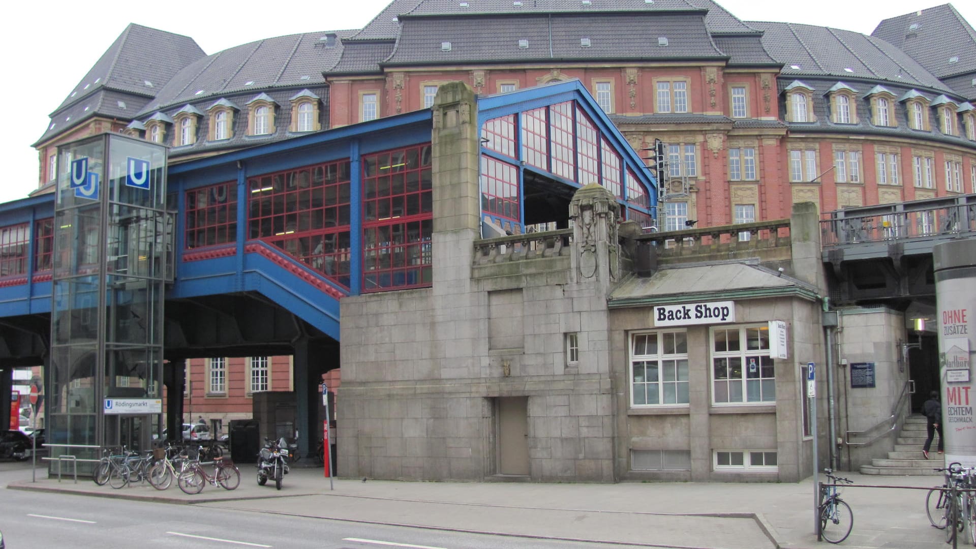 Blick auf den Nordeingang am Bahnhof Rödingsmarkt: Heute sind die Zugänge alle barrierefrei.