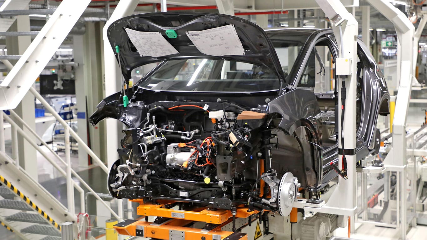 Volkswagen-Produktion in Zwickau (Symbolbild): Auch Autohersteller klagen über den Chipmangel.