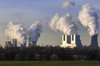 Braunkohle-Kraftwerk (Symbolbild): CO2-Emittenten der Industrie müssen Verschmutzungsrechte erwerben.