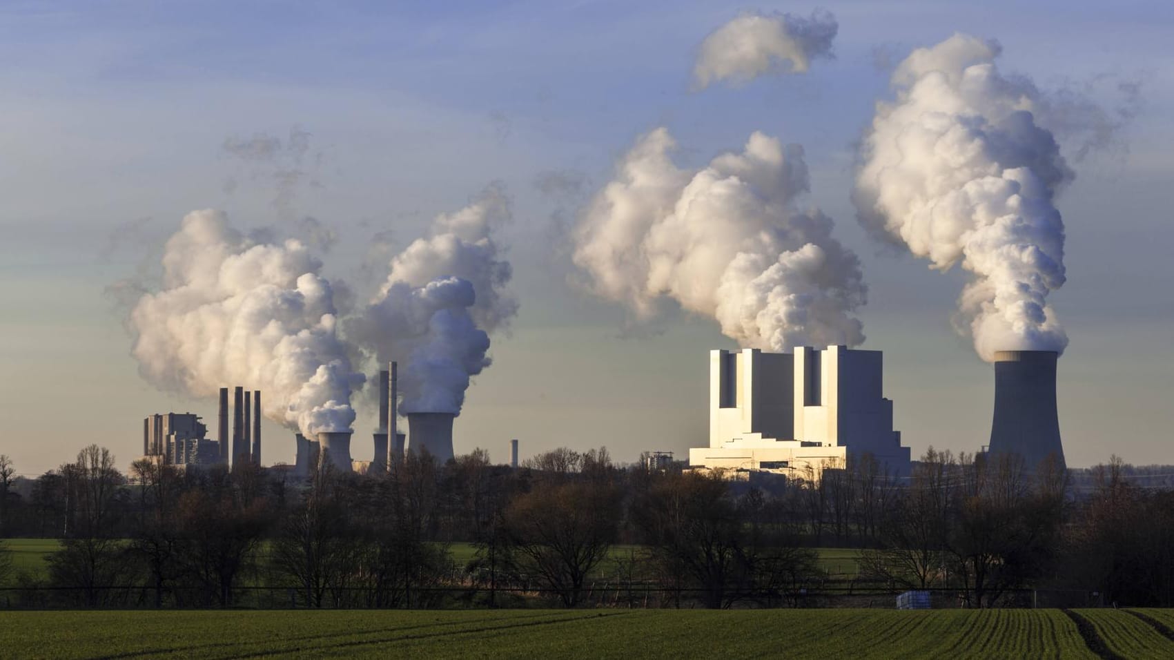 Braunkohle-Kraftwerk (Symbolbild): CO2-Emittenten der Industrie müssen Verschmutzungsrechte erwerben.