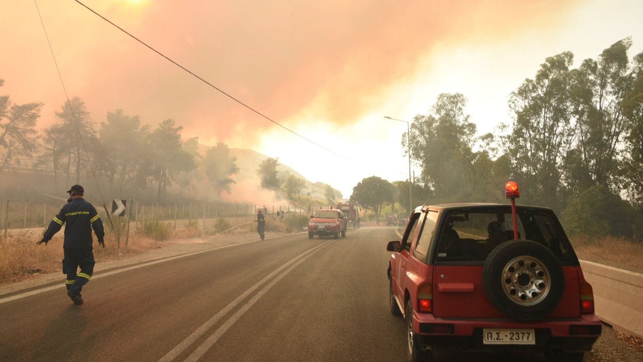 Feuerwehrleute bekämpfen einen Waldbrand in der Nähe des Dorfes Lampiri, westlich von Patras. Feuerwehrleute bekämpfen einen Waldbrand in der Nähe des Dorfes Lampiri, westlich von Patras.